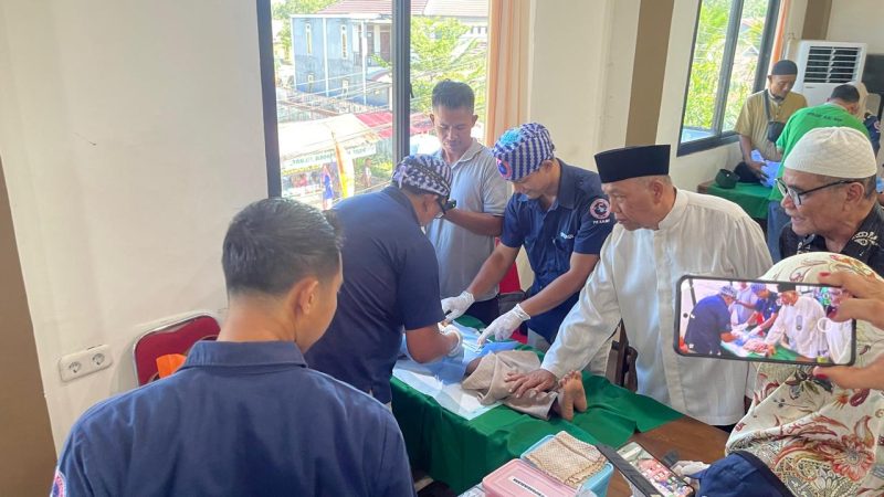 Khitan Massal di Sungai Bakau Besar Laut Dikawal Empat Personel Polres