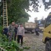 Peduli Keselamatan Warga, Babinsa Koramil Jungkat dan Bhabinkamtibmas Pangkas Ranting Pohon di Bahu Jalan