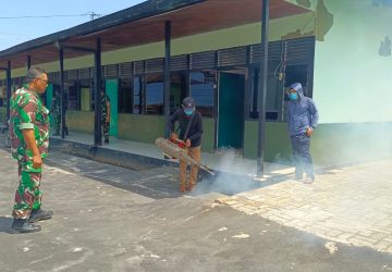 Cegah Penyebaran Demam Berdarah, Kodim Mempawah Laksanakan Fogging di Area Markas dan Rumah Dinas