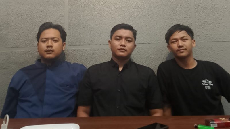      HMI Mempawah Desak Inspektorat Audit Proyek Jalan Rp 297 Juta di Desa Pasir     Aspal Gampang Dikelupas Pakai Tangan 