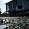 Detik-detik Mencekam! Kaca Gedung BGN Jatuh dari Ketinggian, Pecahan Kaca Berhamburan ke Aspal