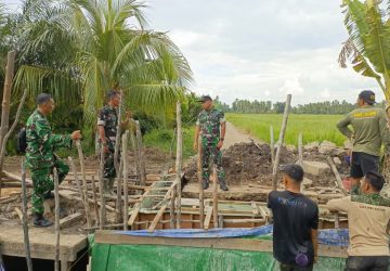 Dandim Mempawah Tinjau Progres Pembangunan Jembatan Komposit di Wajok Pastikan Program Presiden Berjalan Optimal