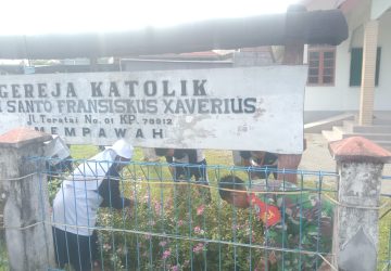 Babinsa bersama Mahasiswa Bersihkan Lingkungan Gereja Katolik Paroki Santo Fransiskus Xaverius Mempawah
