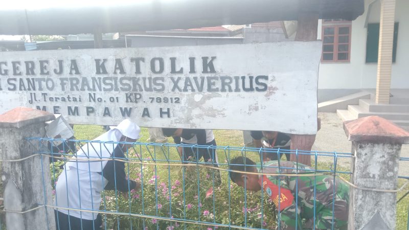 Babinsa bersama Mahasiswa Bersihkan Lingkungan Gereja Katolik Paroki Santo Fransiskus Xaverius Mempawah