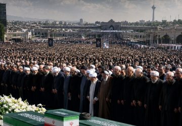 Merinding Lihat Lautan Manusia di Tehran Jelang Pemakaman Ali Khamenei
