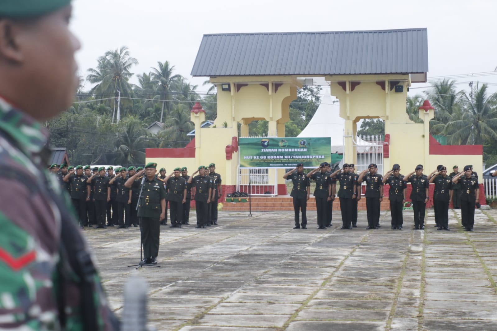 Kodim 1201/Mempawah saat ziarah di Taman Makam Pahlawan Kabupaten Mempawah, Kamis (16/07/2026). (Foto: Istimewa)