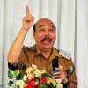 Kemarau Panjang, Sekda Sintang Arahkan DLH Siram Pohon dan Bunga di Jalan PKP Mujahidin