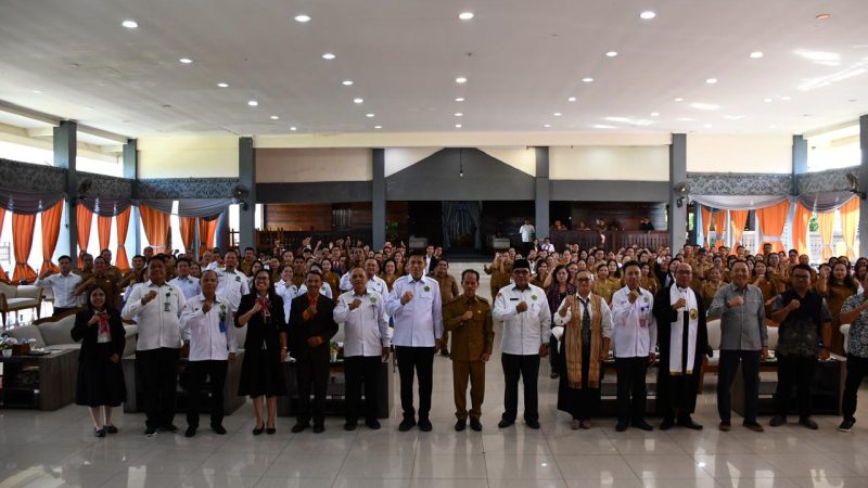 Bupati Sintang Motivasi Guru Agama Kristen Agar Jadi Inspirasi Murid
