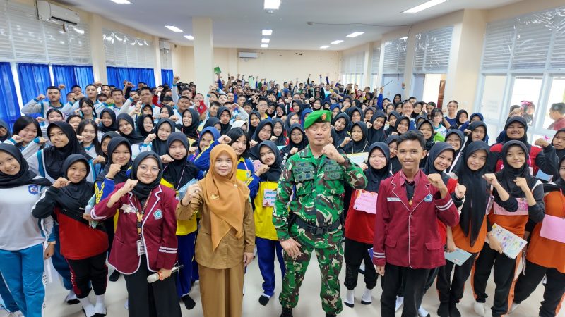 Danramil Buntoro Berikan Wawasan Bela Negara kepada Siswa MPLS SMA Negeri 1 Mempawah Hilir