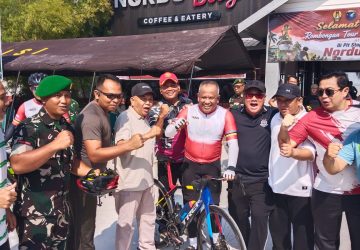 Gowes Bareng Kodam XII/Tpr, Wakasad Transit di Mempawah Sambil Bagikan Bansos