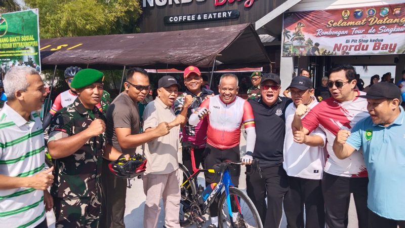 Gowes Bareng Kodam XII/Tpr, Wakasad Transit di Mempawah Sambil Bagikan Bansos