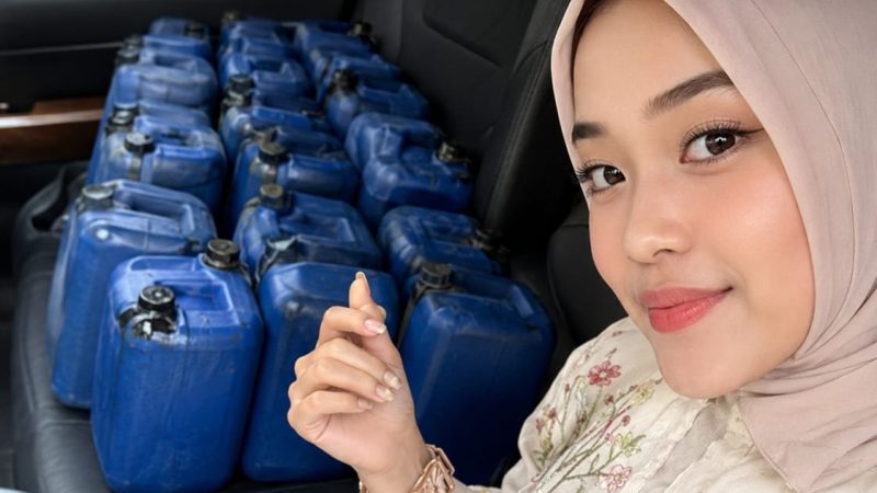 15 Jeriken Bensin yang Menenggelamkan Jabatan Ayah