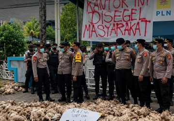 Kasihan PLN! Kantornya Dilempari Ratusan Bangkai Ayam