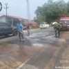 Polsek Jongkat Gerak Cepat Bersihkan Badan Jalan Akibat Tumpahan Solar