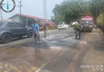 Polsek Jongkat Gerak Cepat Bersihkan Badan Jalan Akibat Tumpahan Solar