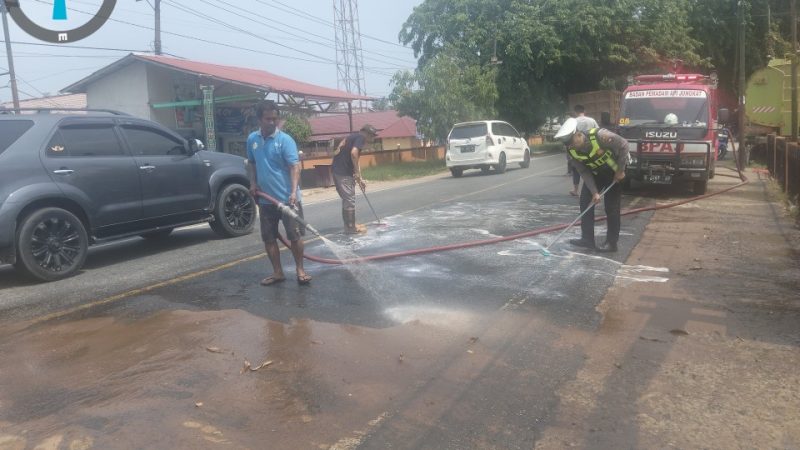 Polsek Jongkat Gerak Cepat Bersihkan Badan Jalan Akibat Tumpahan Solar
