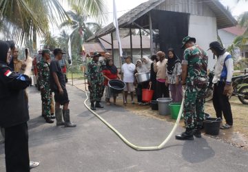 TNI AD Bergerak! Kodim Mempawah Salurkan Air Bersih ke Wilayah Pesisir Terdampak Kemarau