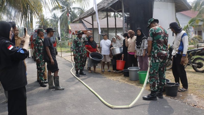 TNI AD Bergerak! Kodim Mempawah Salurkan Air Bersih ke Wilayah Pesisir Terdampak Kemarau