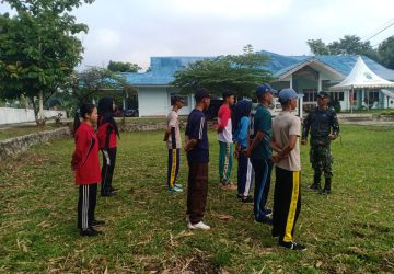 Babinsa Koramil Sungai Pinyuh Gembleng Calon Paskibraka Anjongan Semangat Merah Putih Berkobar