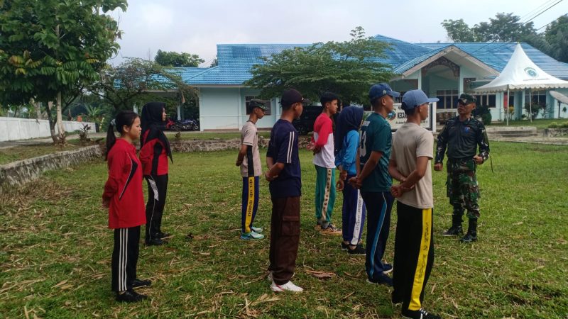 Babinsa Koramil Sungai Pinyuh Gembleng Calon Paskibraka Anjongan Semangat Merah Putih Berkobar