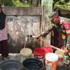Hadir untuk Rakyat, Koramil Sungai Pinyuh Bantu Warga Atasi Krisis Air Bersih di Anjongan