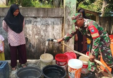 Hadir untuk Rakyat, Koramil Sungai Pinyuh Bantu Warga Atasi Krisis Air Bersih di Anjongan