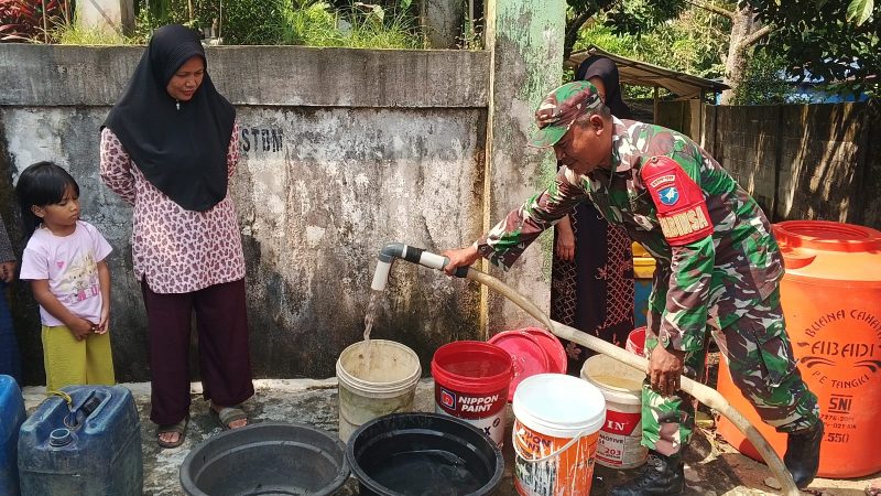 Hadir untuk Rakyat, Koramil Sungai Pinyuh Bantu Warga Atasi Krisis Air Bersih di Anjongan