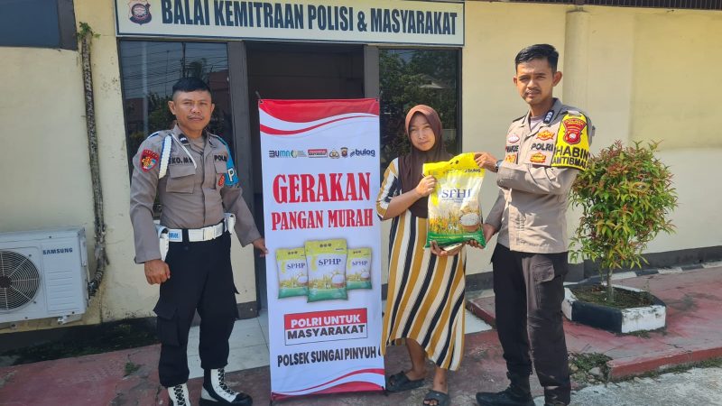 Polres Mempawah Salurkan 8 Ton Beras SPHP Lewat Gerakan Pangan Murah di Sungai Pinyuh