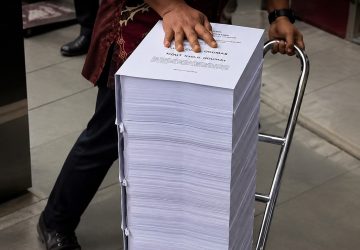 Dakwaan Setinggi Satu Meter untuk Membuktikan Gus Yaqut Korupsi