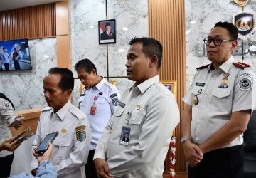 Bupati Sintang Kunjungi Lounge Imigrasi, Pastikan Urus Paspor Zero Percaloan