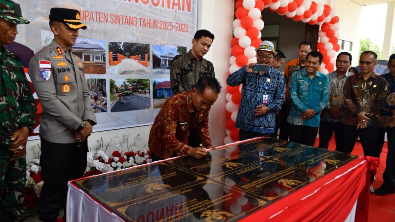 Bupati Sintang Resmikan 22 Proyek 2025-2026