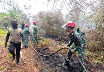 TNI bersama Tim Gabungan Kepung Titik Api di Mempawah