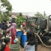 Tentara Kirim 5 Ribu Liter ke Warga Sungai Pinyuh