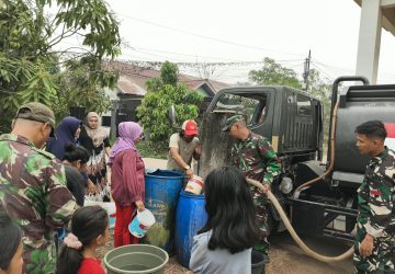 Tentara Kirim 5 Ribu Liter ke Warga Sungai Pinyuh