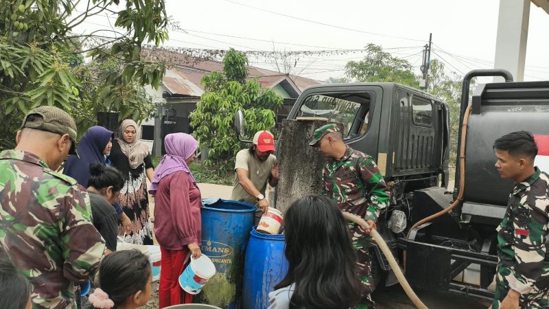Tentara Kirim 5 Ribu Liter ke Warga Sungai Pinyuh