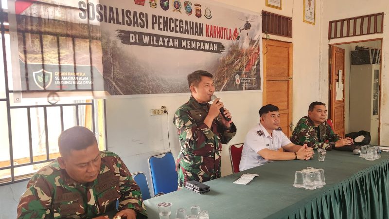 Tim Mabes TNI Sosialisasikan Bahaya Karhutla ke Suak Barangan Kabupaten Mempawah