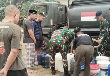 Koramil Toho Alirkan 5.000 Liter Air Bersih kepada Warga