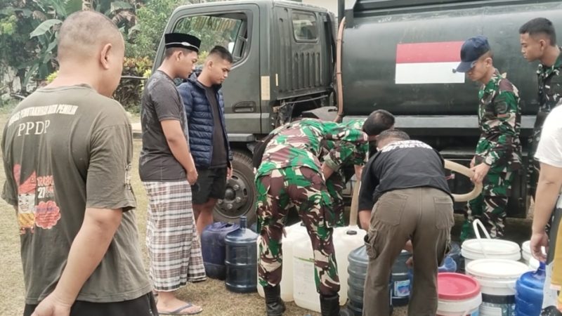 Koramil Toho Alirkan 5.000 Liter Air Bersih kepada Warga